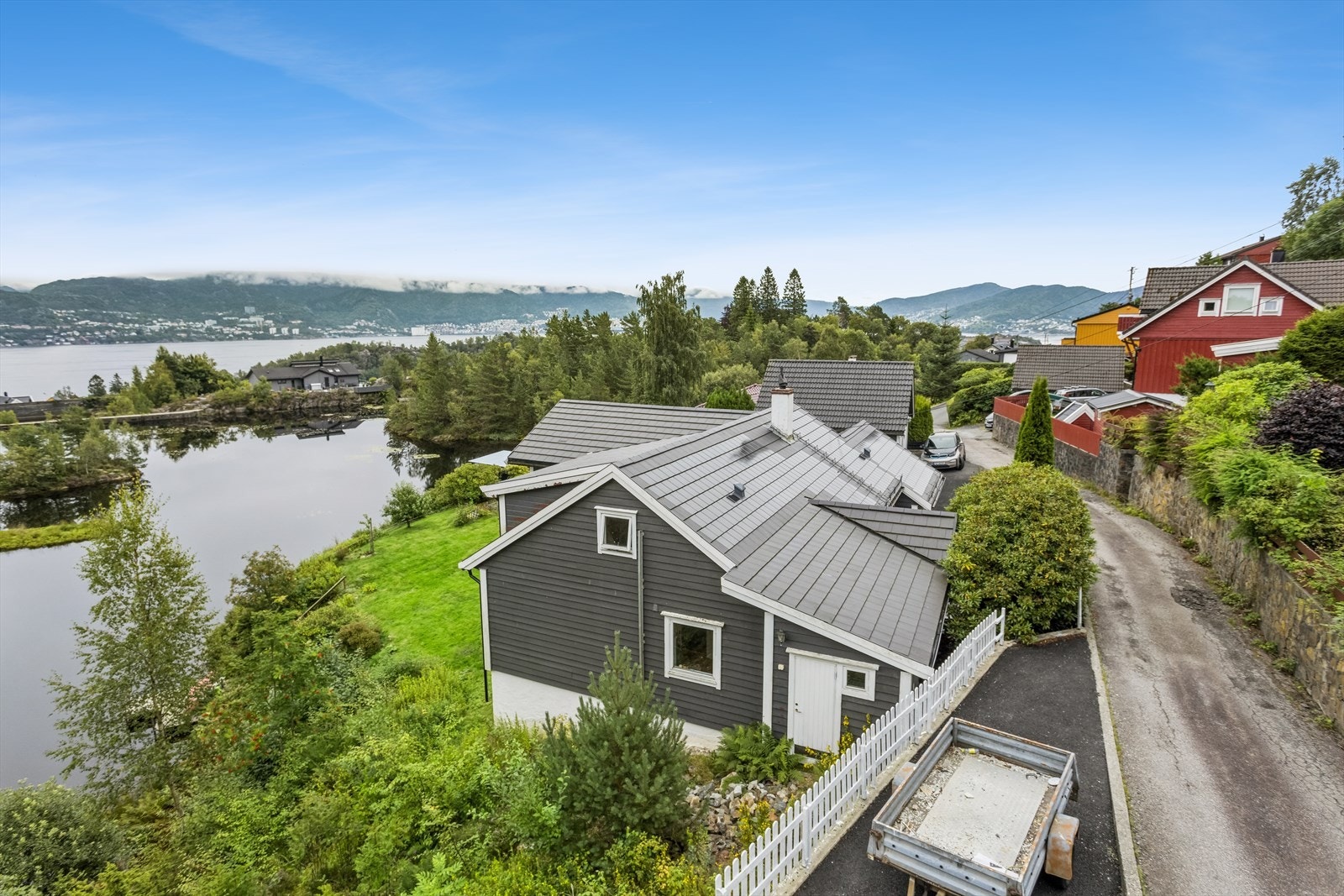 Eiendommen har en sentral og meget god beliggenhet med flott utsikt over Nyavatnet, Byfjorden, Eidsvågneset og byfjellene. Galleribilde