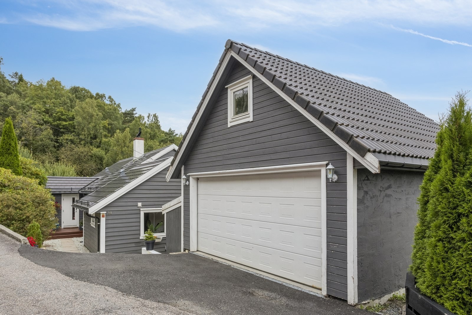 Garasje med uinnredet loft samt ladepunkt for elbil. Galleribilde