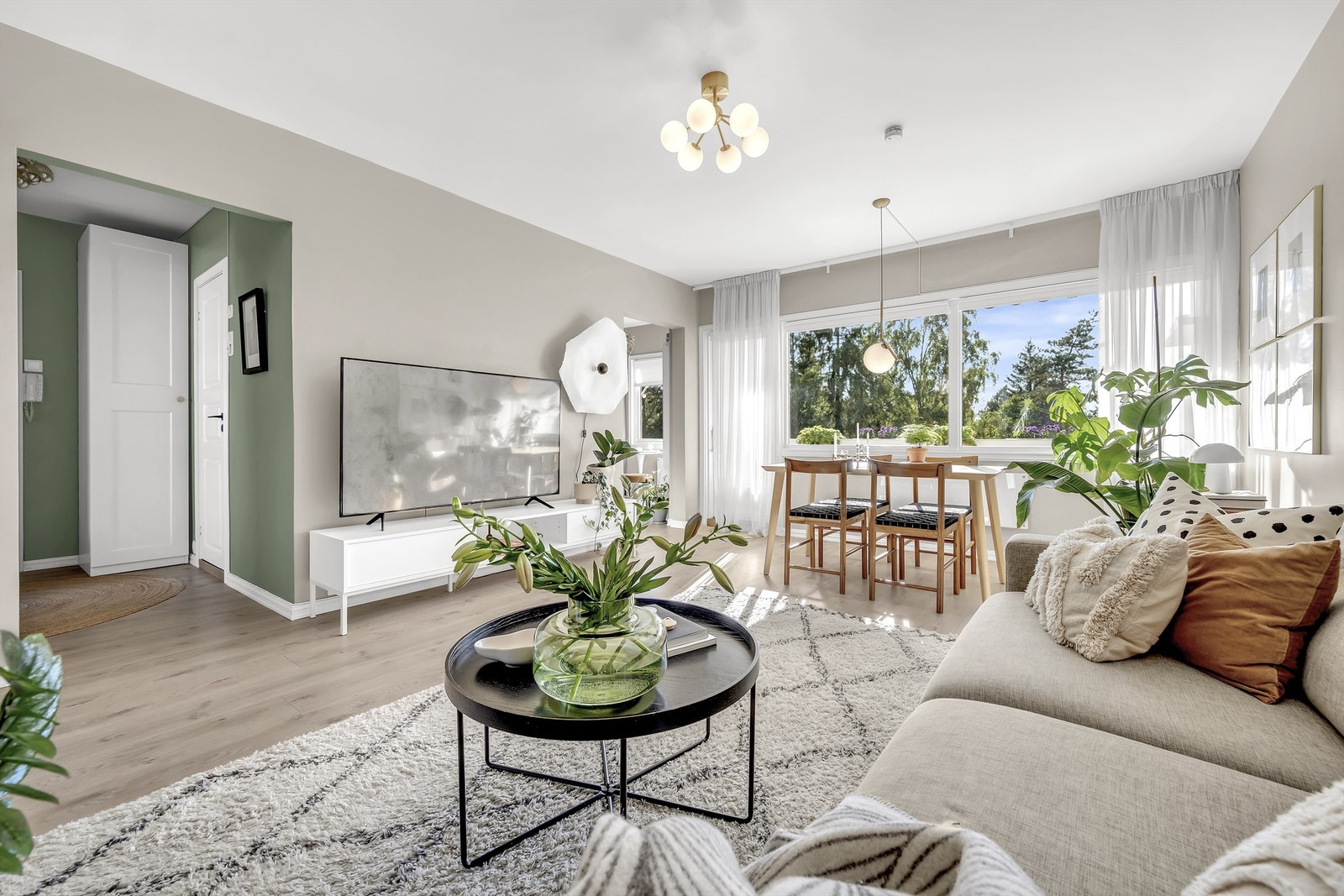 Vil du bo rett ved marka?
Velkommen til 3-roms endeleilighet i 3. etasje i Haraløkka 24! Galleribilde