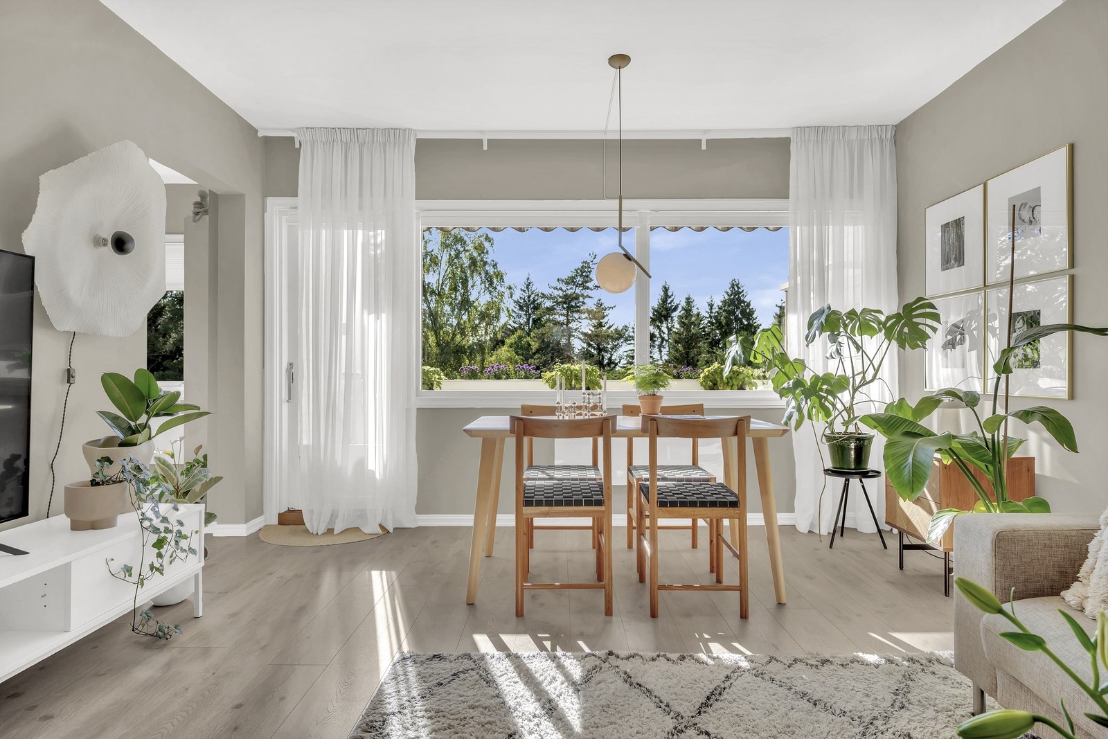 Trivelig spiseplass ved de store vindusflatene. Godt lysinnslipp. Galleribilde