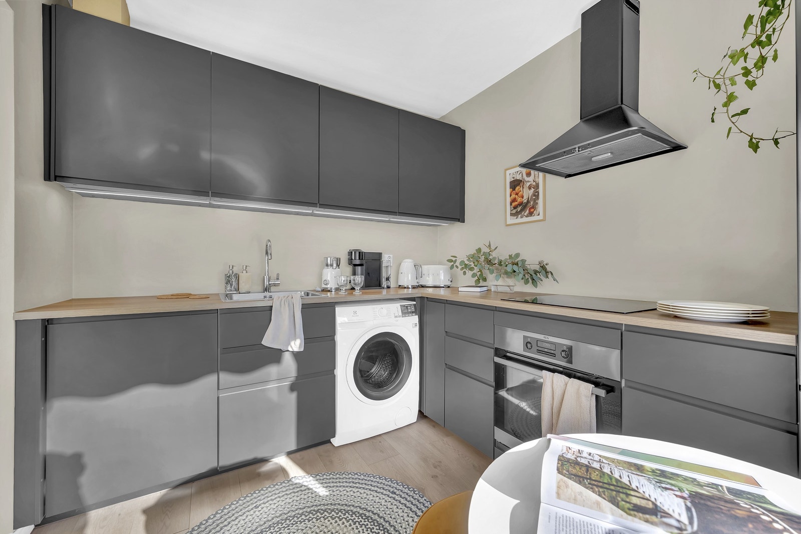 Moderne og flott kjøkkeninnredning fra IKEA - satt inn i 2019. Galleribilde