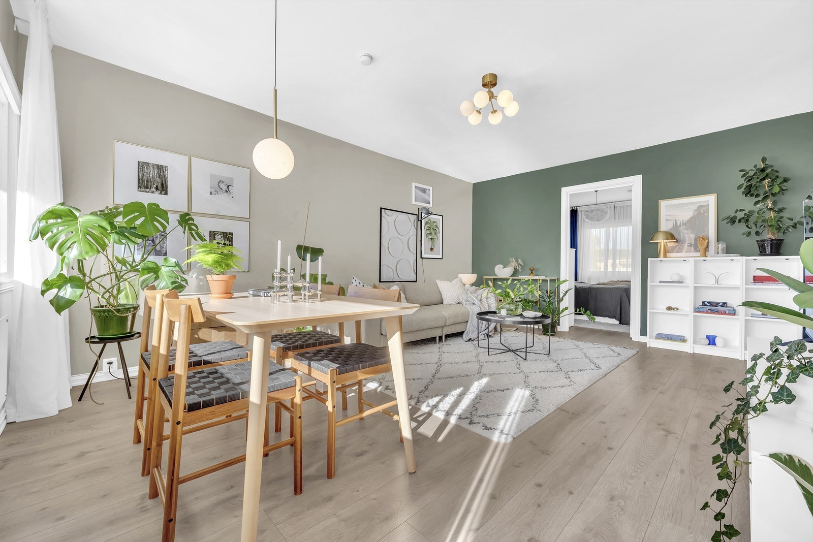 Lekker stue med plass til både spisestuemøblement og sofagruppe. Galleribilde