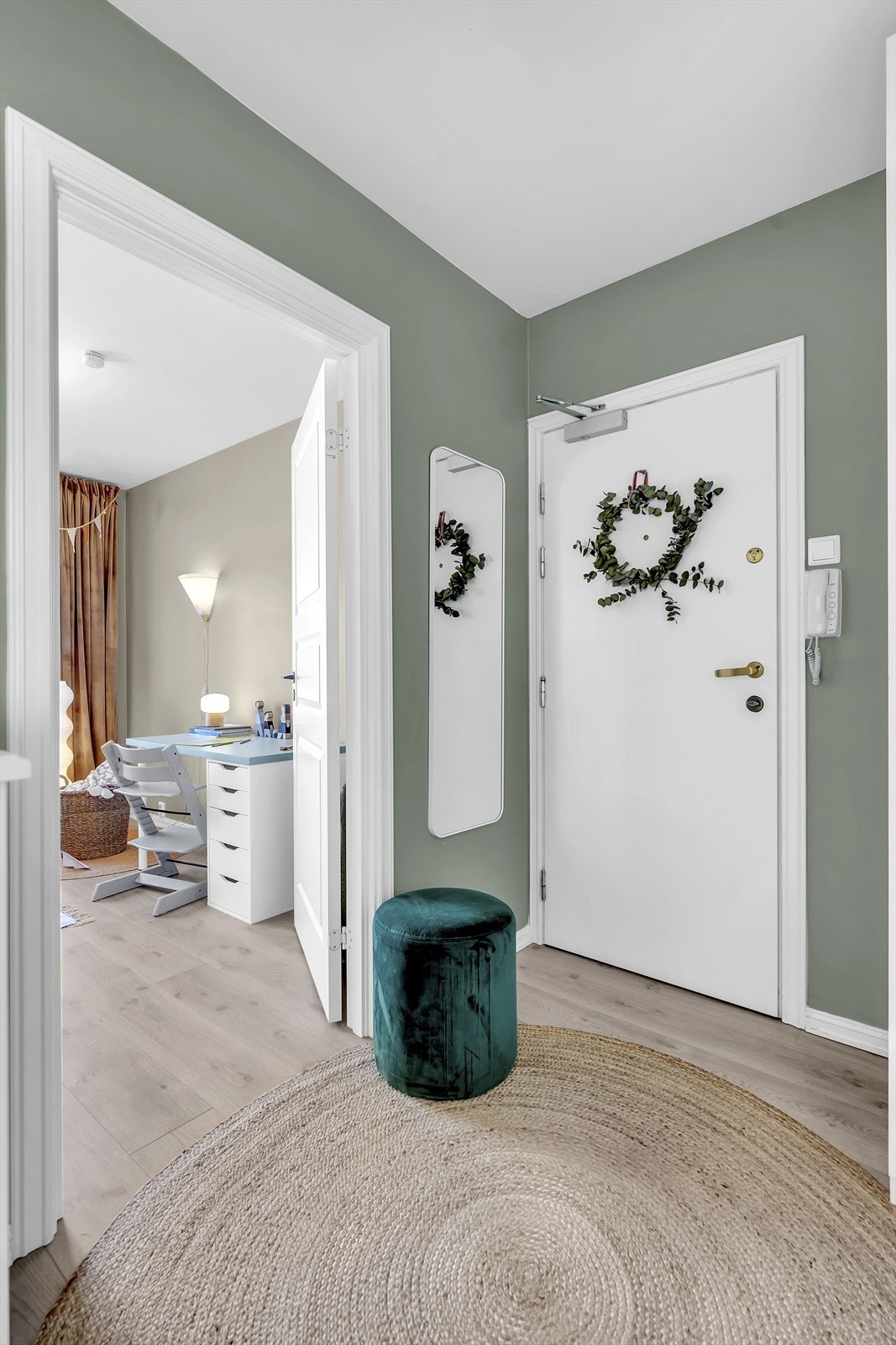 Gang med dør inn til soverom II og til badet. Galleribilde