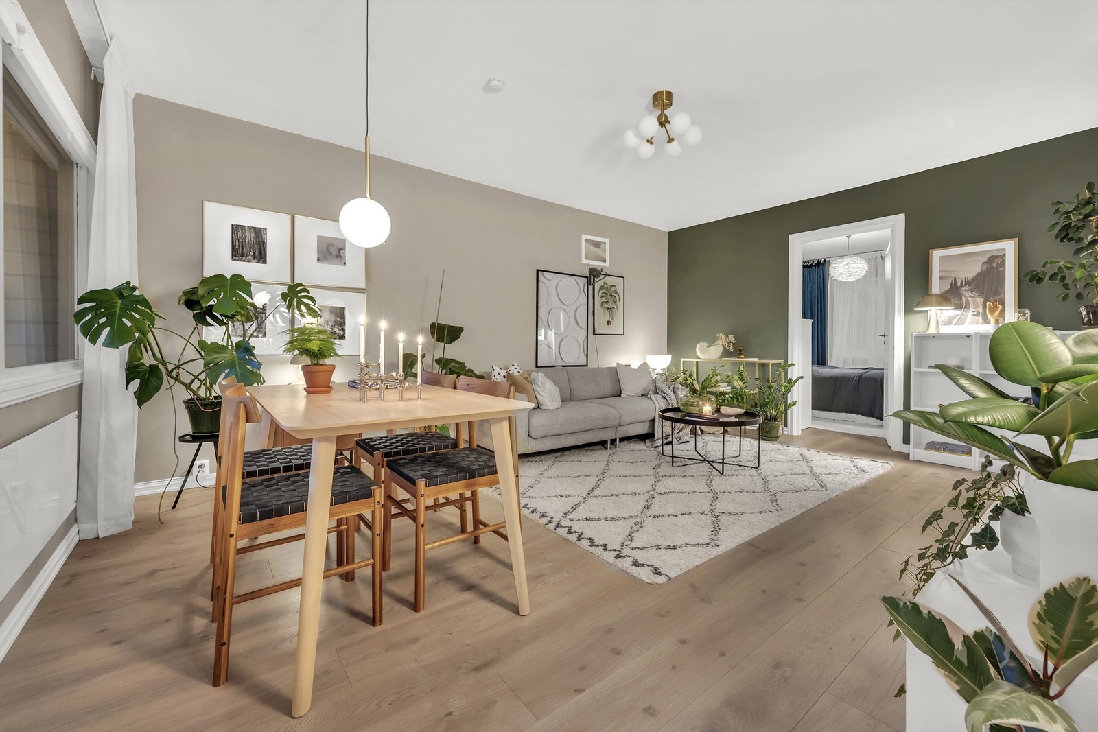 Kveldsstemning. Legg merke til de fine, moderne fargene på veggene. Galleribilde