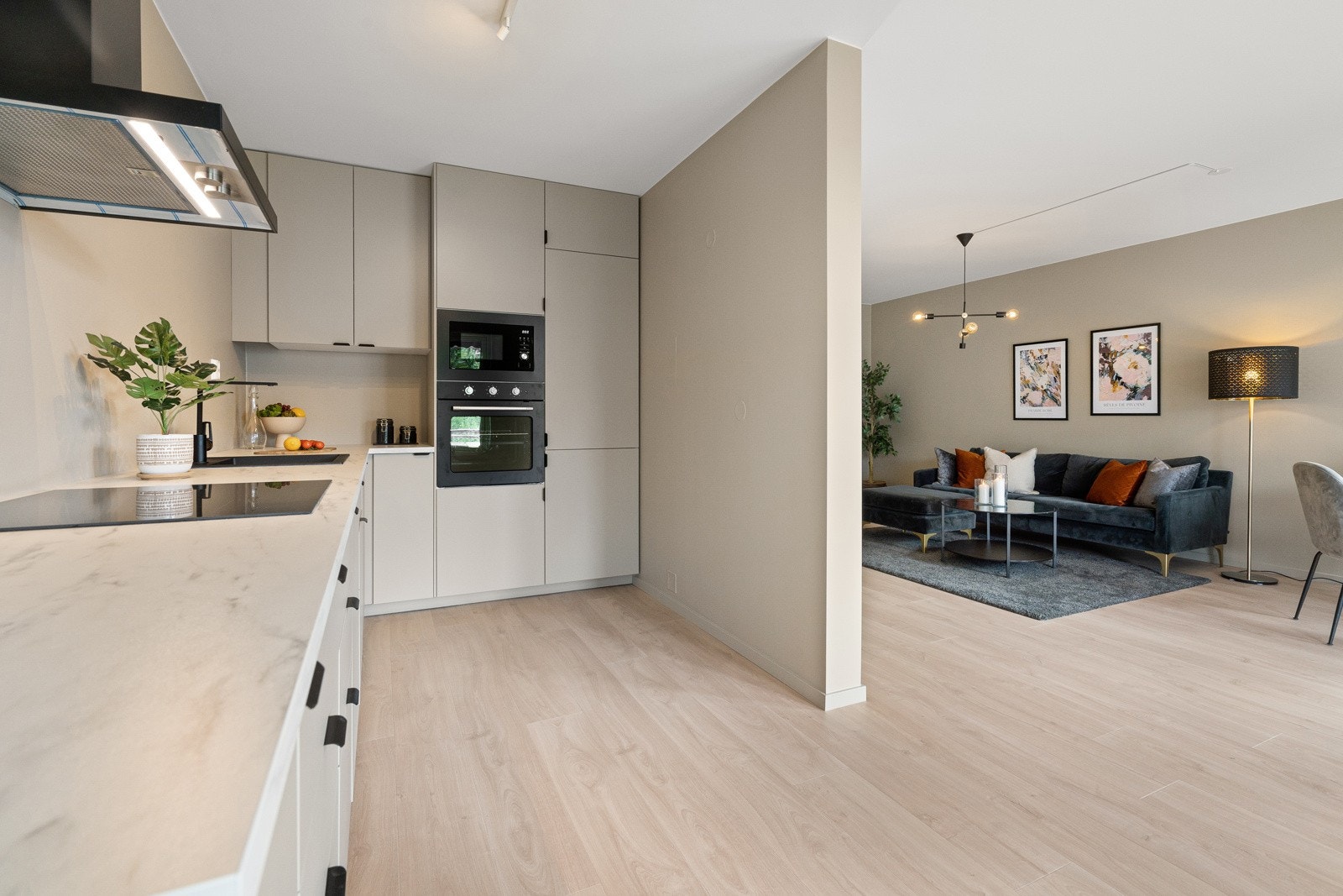 Kjøkkenet ligger i delvis åpen løsning mot stuen, som skaper et sosialt og romslig preg. Galleribilde