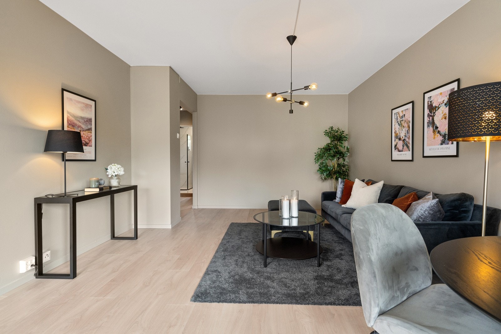 Tiltalende stue med god plass til sofagruppe, spisegruppe og TV- løsning. Galleribilde