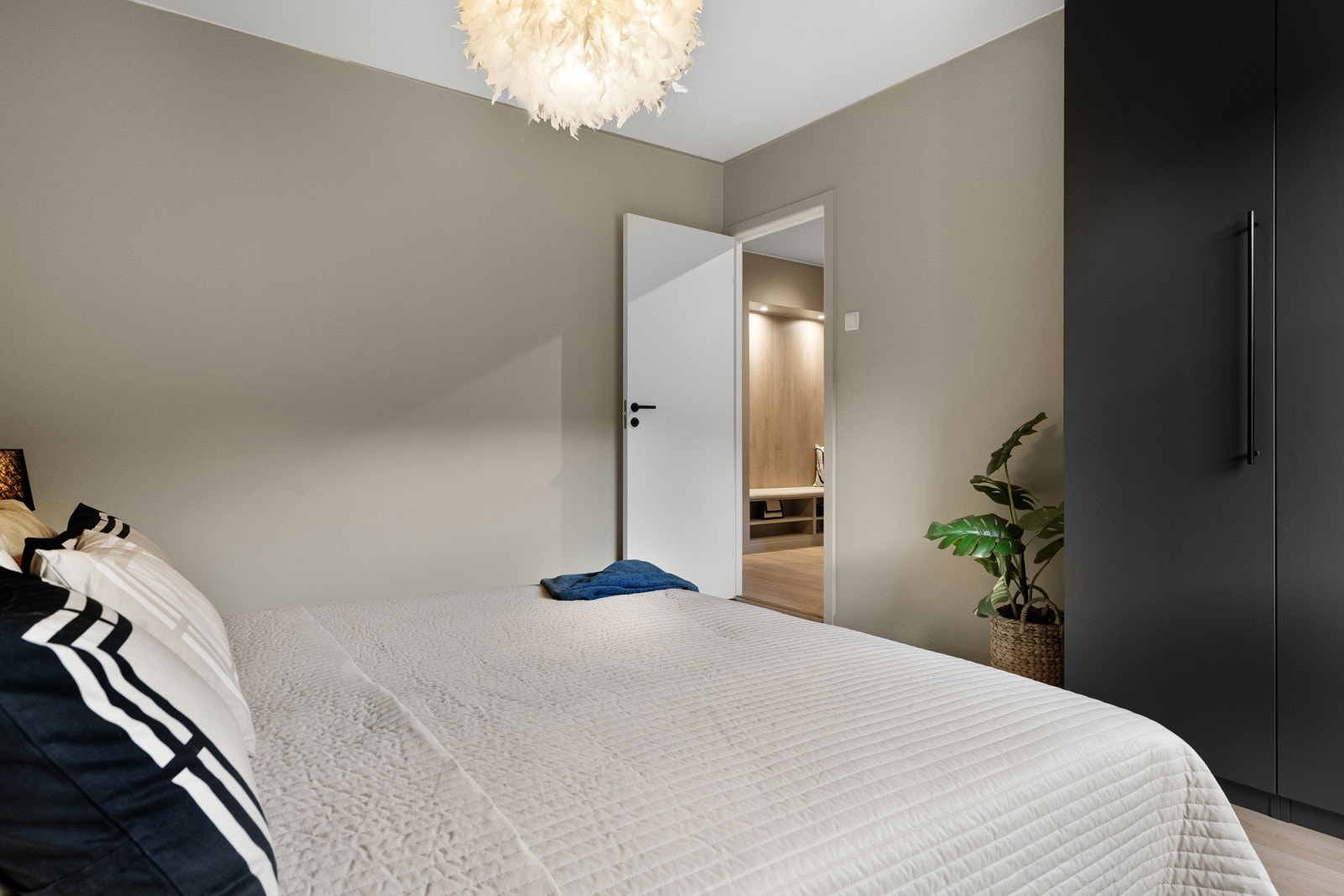 Det er god plass til dobbeltseng, nattbord og oppbevaring i medfølgende PAX garderobeskap (ikke garderobeinnredning) Galleribilde