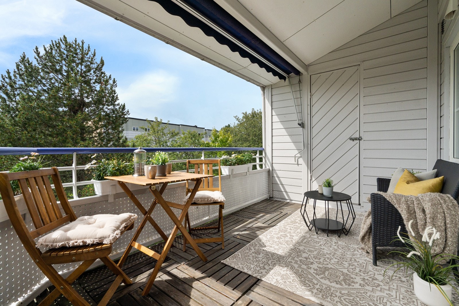 Balkongen har god plass til utemøbler, grill og planter - perfekt for varme sommerdager. Galleribilde