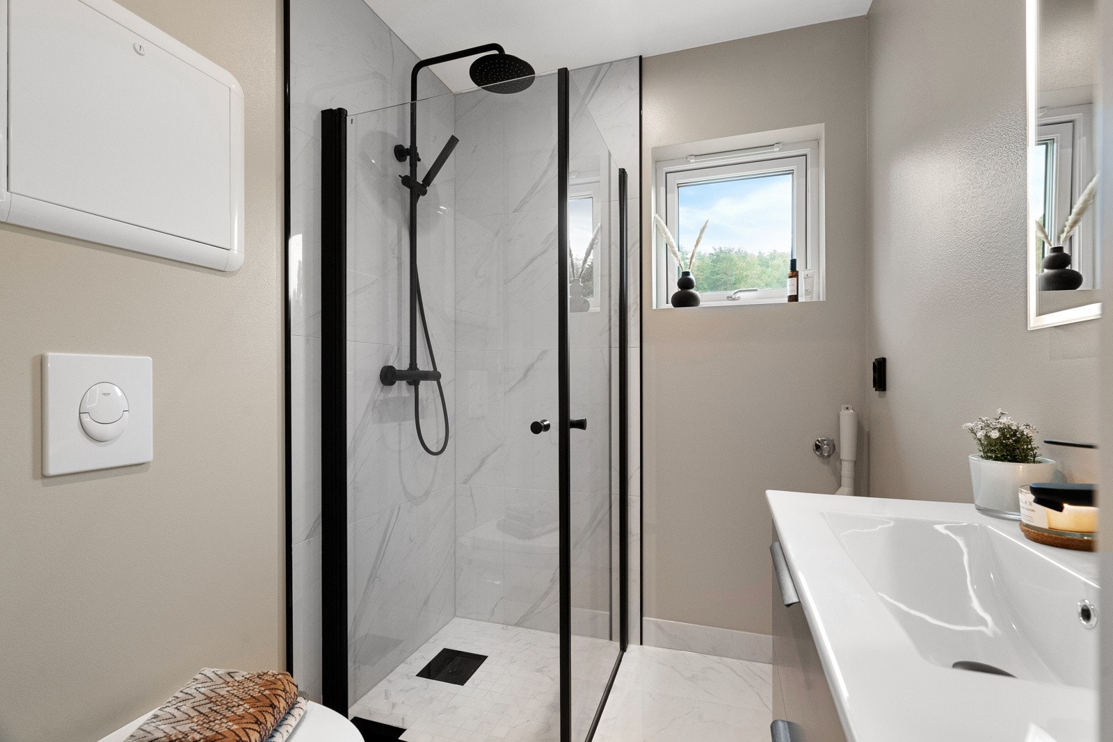 Meget pent bad/wc, flislagt i tidløs stil med varmekabler i gulvet og opplegg for vaskemaskin. Galleribilde