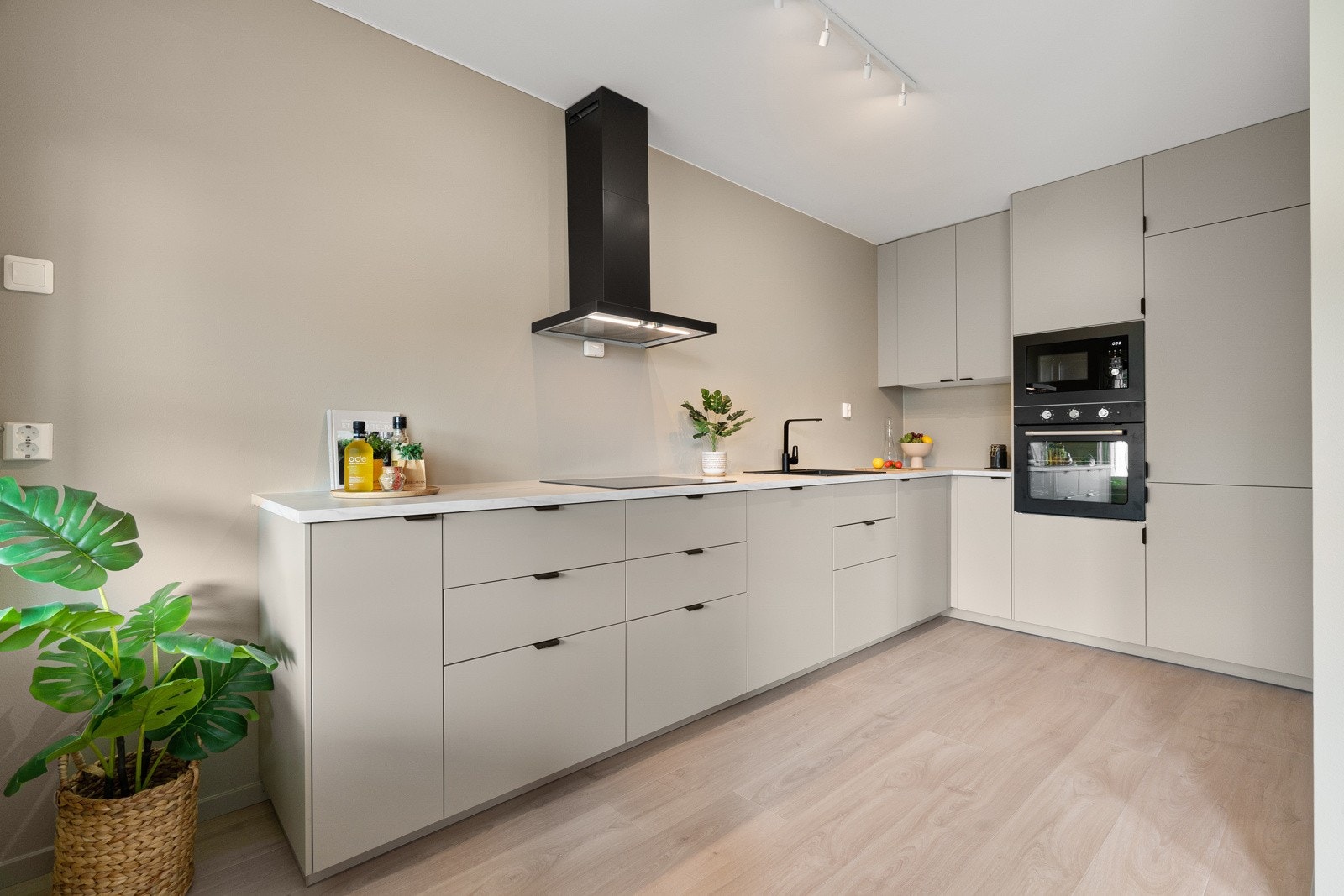 Nytt og moderne IKEA kjøkkeninnredning fra 2023 med integrerte hvitevarer. Galleribilde