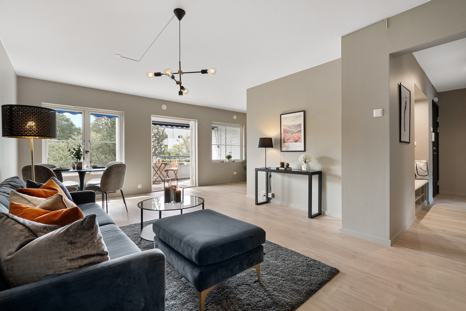 Stuen fremstår lys, luftig og tidsmessig utført. Galleribilde