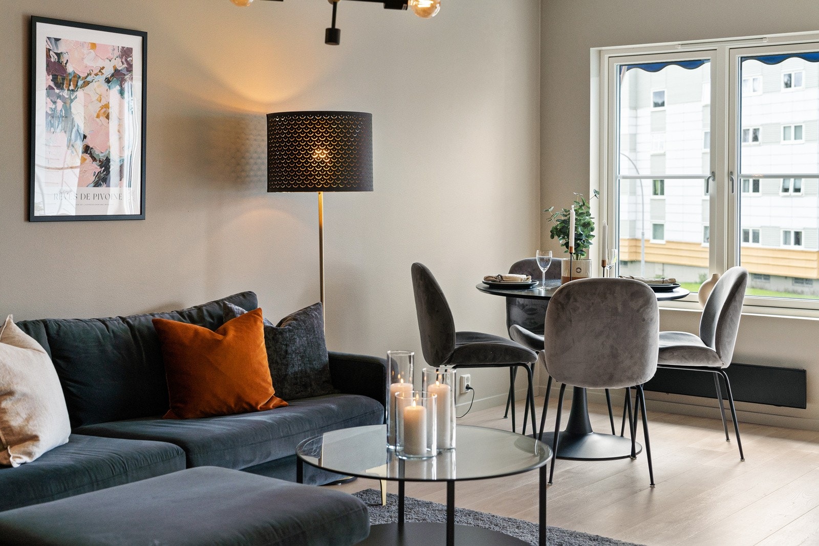 Generøse vindusflater som slipper inn godt med naturlig lys. Galleribilde