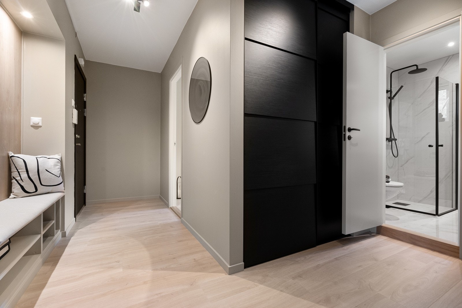 Entréen er tiltalende, med plass til oppbevaring av sko og yttertøy. Galleribilde