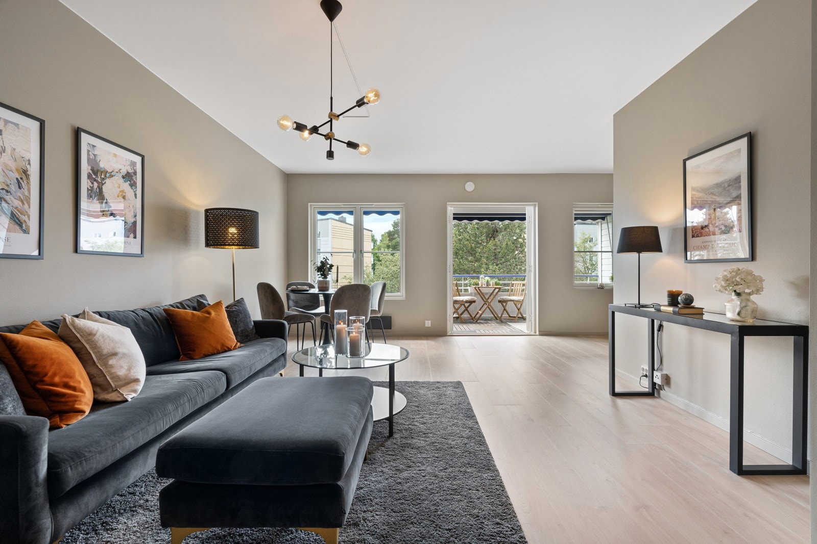 Stuen fremstår lys, luftig og tidsmessig utført. Galleribilde