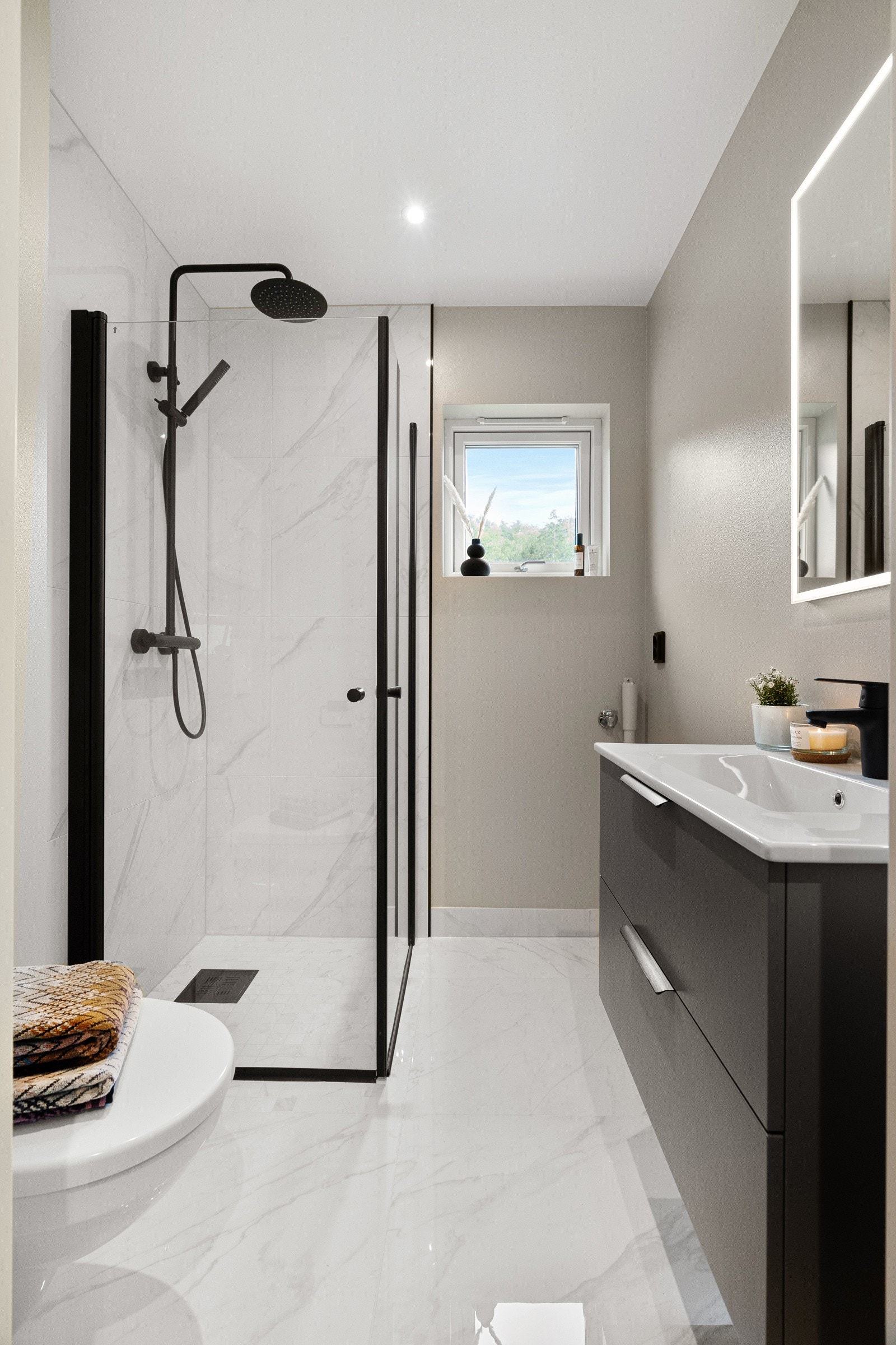 Baderommet ble pusset opp av fagpersoner i 2023, dokumentasjon på arbeider ifbm. nytt bad (membran, rørarbeider, elektriske arbeider). Galleribilde