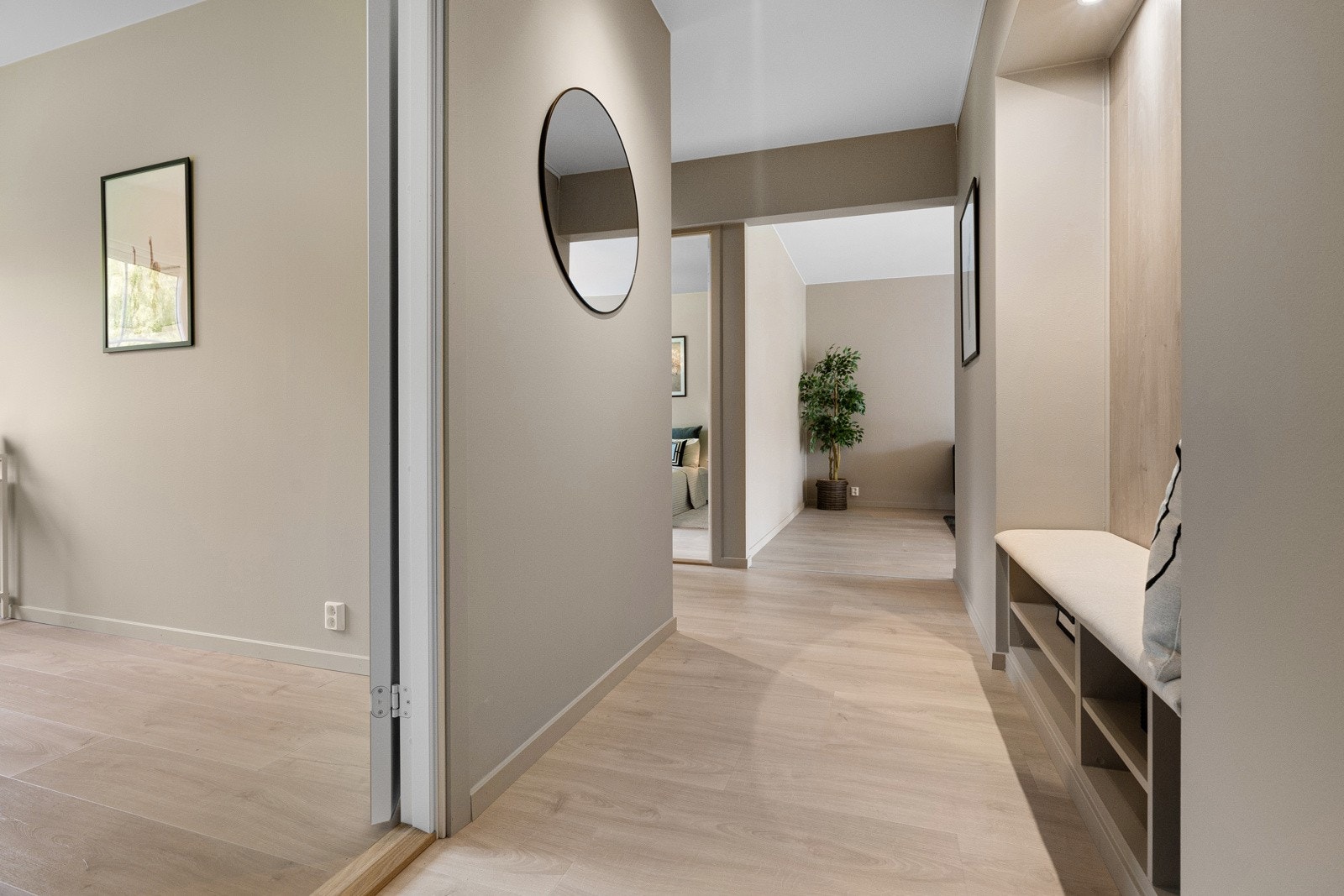 Entréen er tiltalende, med plass til oppbevaring av sko og yttertøy. Galleribilde