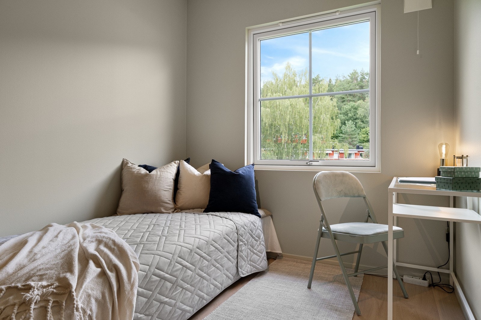 Soverom II er også av god størrelse med plass til dobbeltseng, nattbord og garderobeløsning. Galleribilde