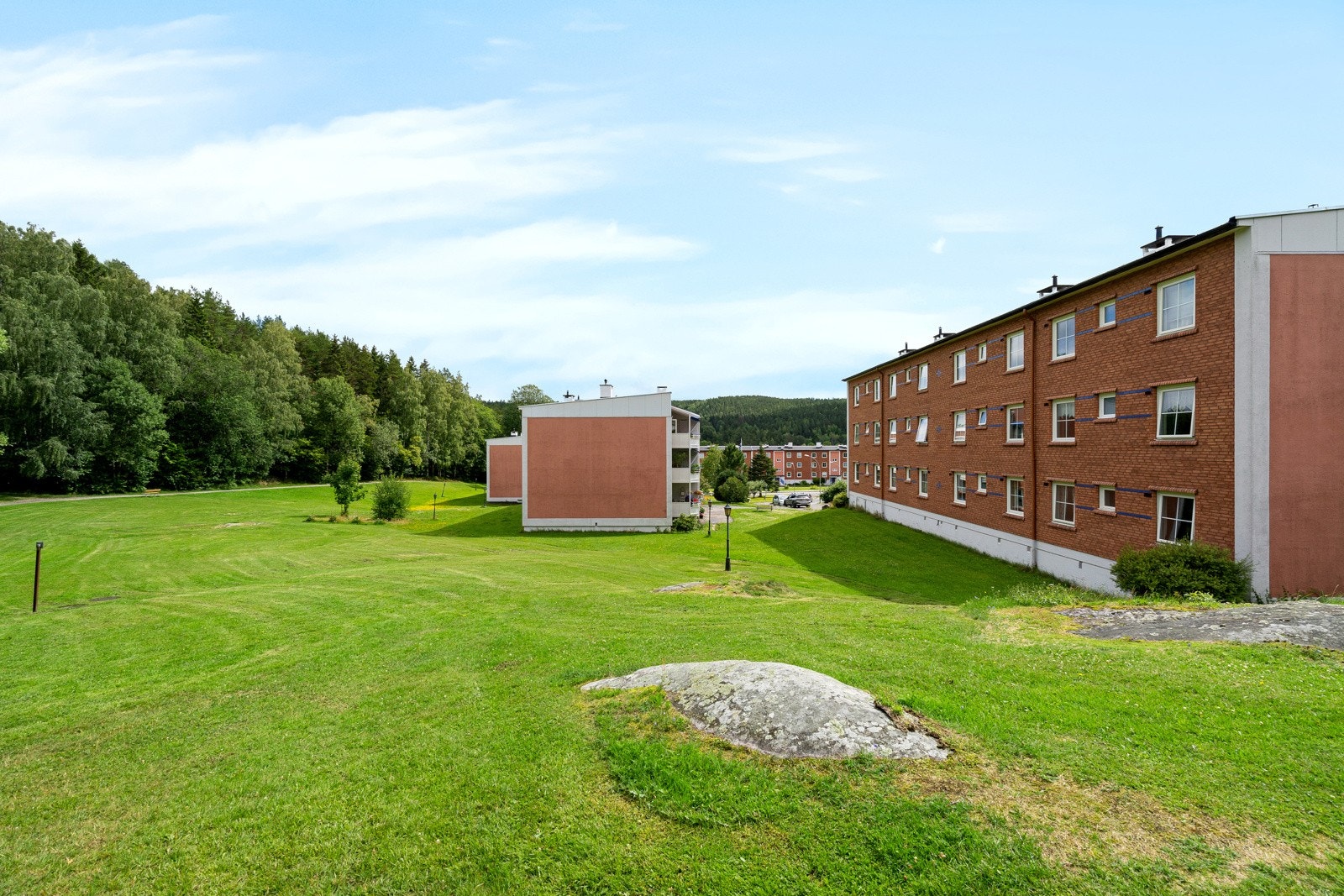 ellesarealene er pent opparbeidet med gressplener, busker, trær, frukttrær, planterabatter, lekeplass, sittebenker, asfalterte internveier m.m. Galleribilde