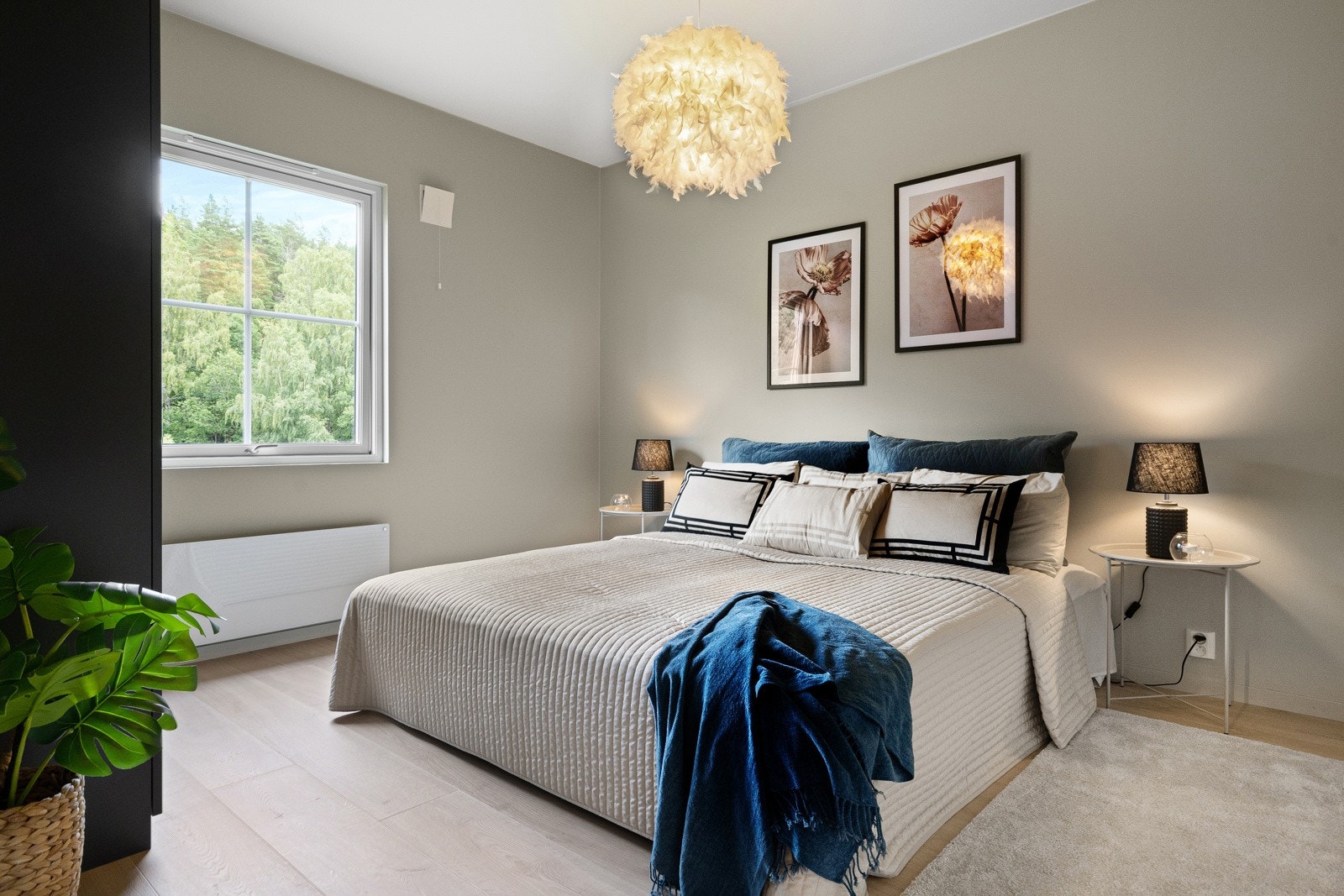 Hovedsoverom er holdt i moderne farge som står i stil med resten av leiligheten. Galleribilde