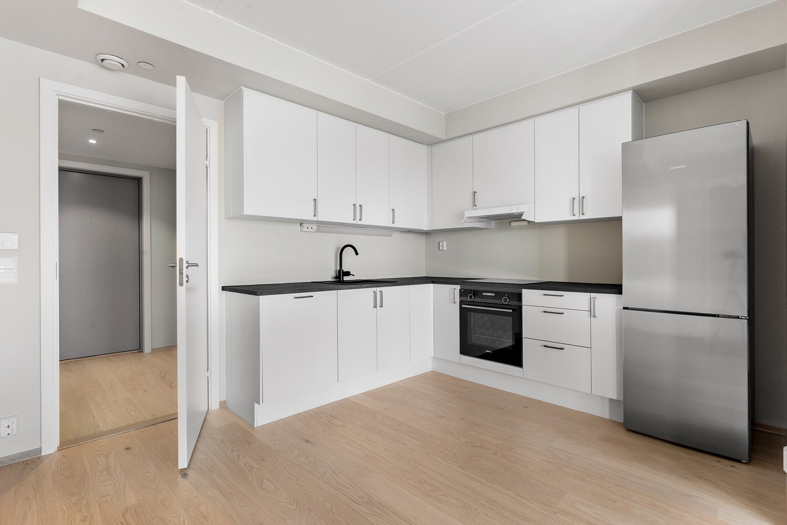 Kjøkken med hvitevarer Galleribilde