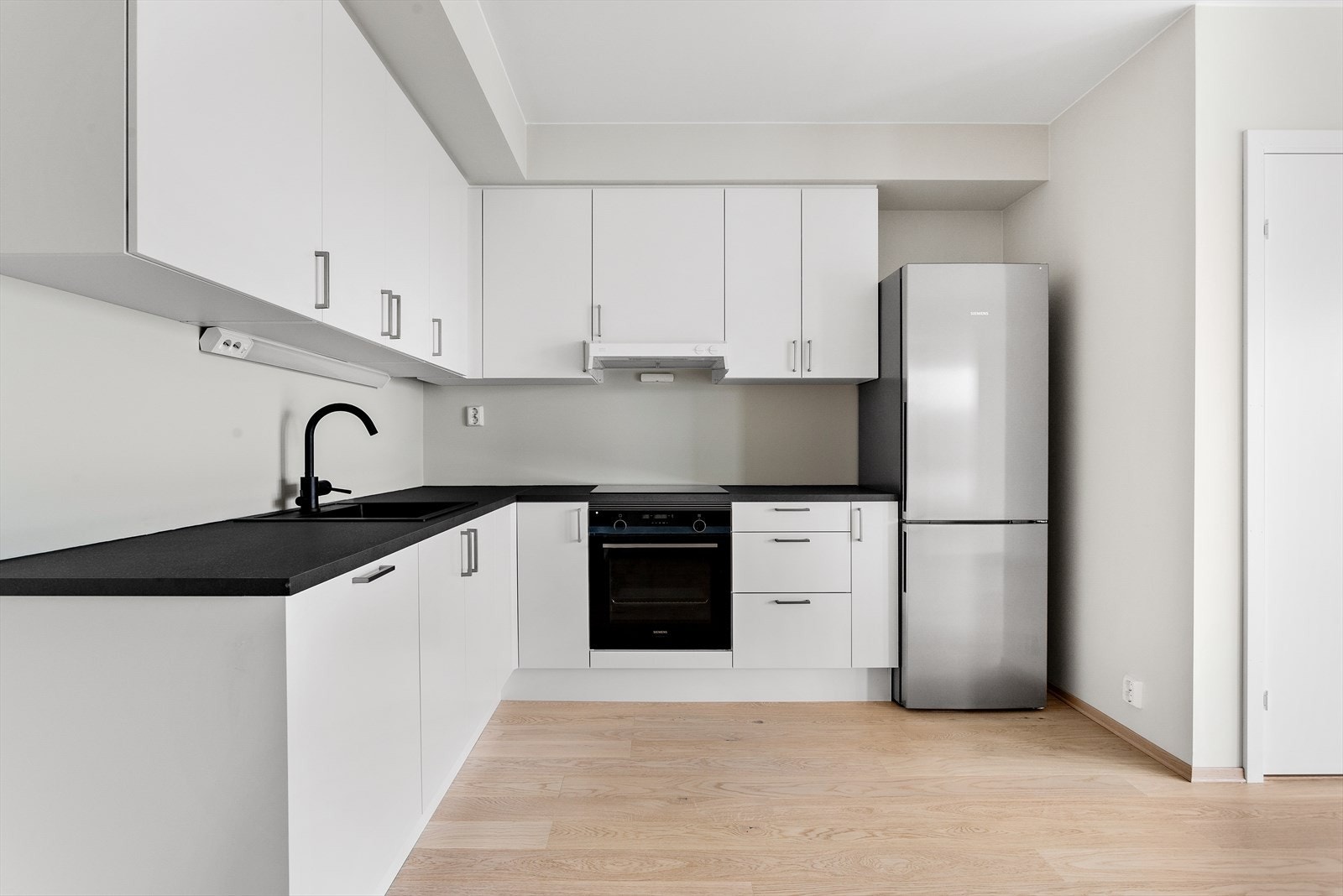 Kjøkken med hvitevarer Galleribilde