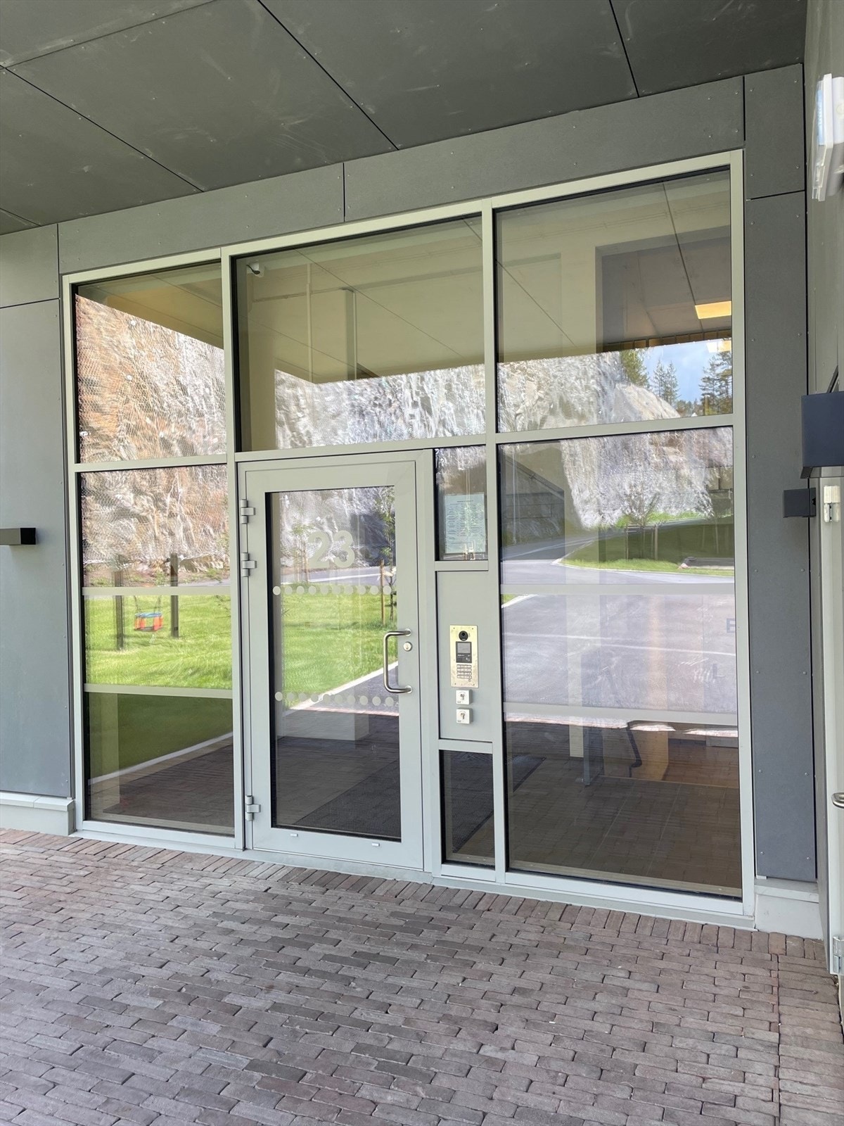 Inngangsparti med video.jpg Galleribilde