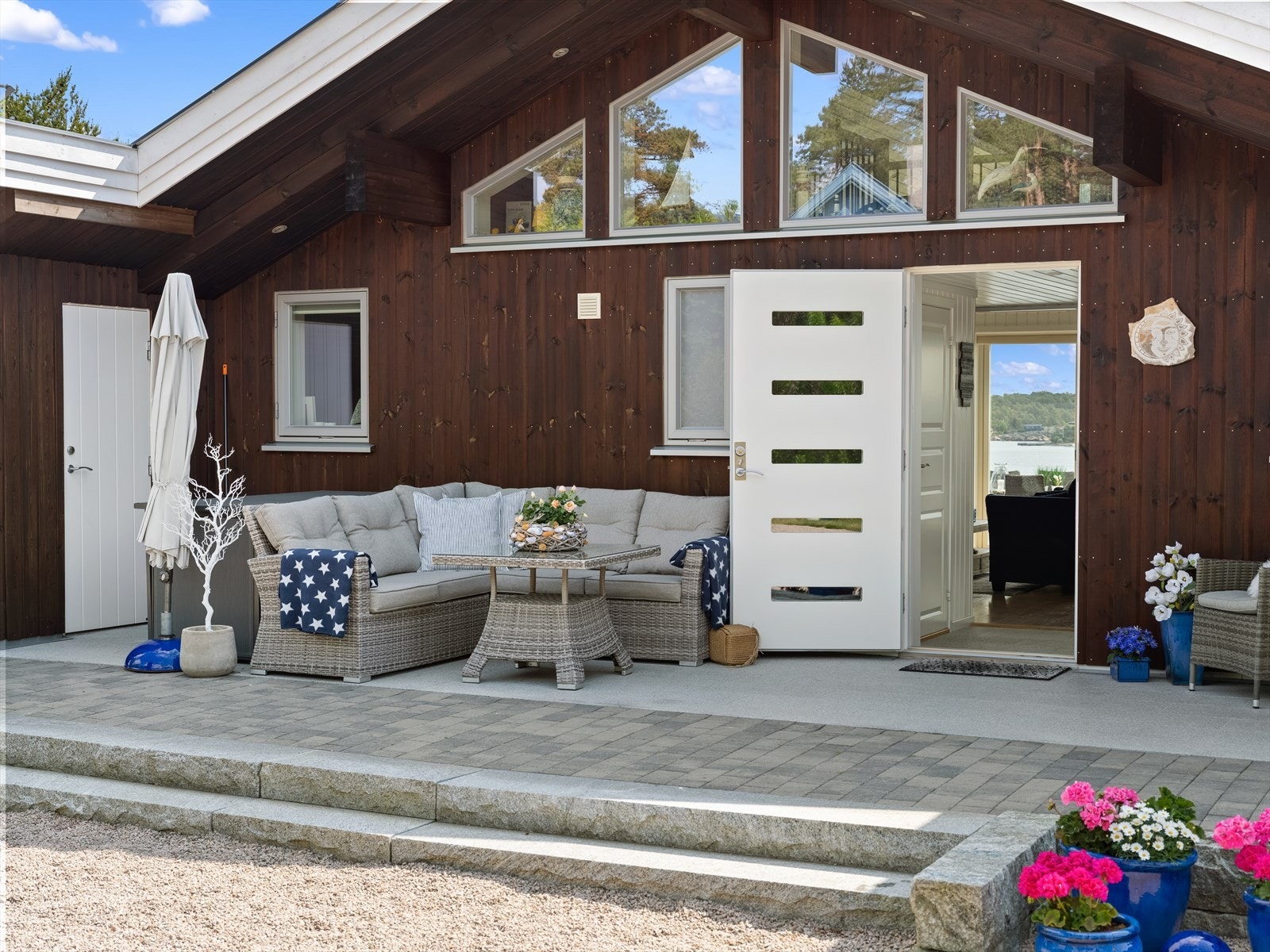 Hytta er bygget i 2017 og fremstår som et lyst, usjenert og innbydende feriested. Galleribilde