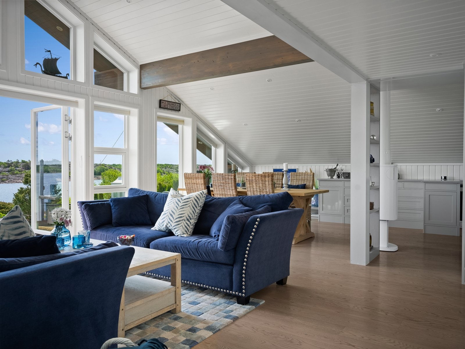 Stuen har generøs takhøyde og gode møbleringsmuligheter. Galleribilde