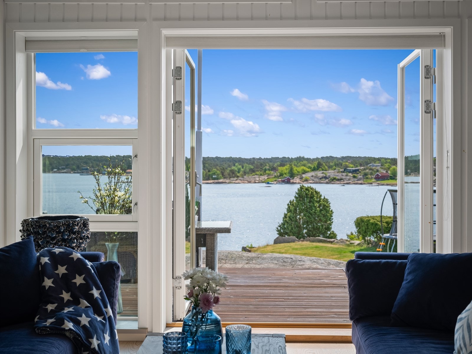 Sjøen er rett ut fra eiendommen. Galleribilde