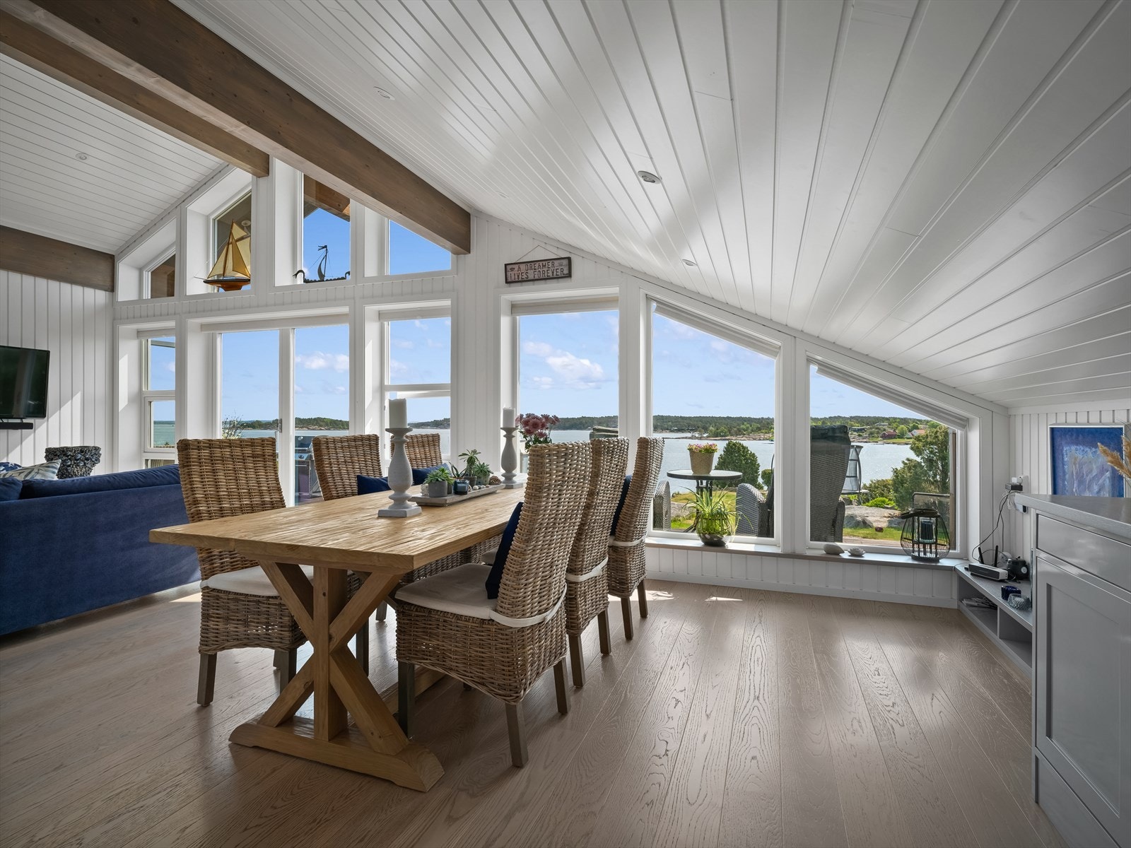 Videre kommer man inn til hyttas sosiale oppholdsrom; den romslige stuen/spisestuen. Galleribilde