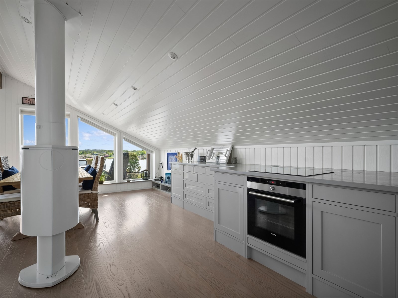 I åpen og sosial løsning mot stuen/spisestuen ligger kjøkkenet. Galleribilde