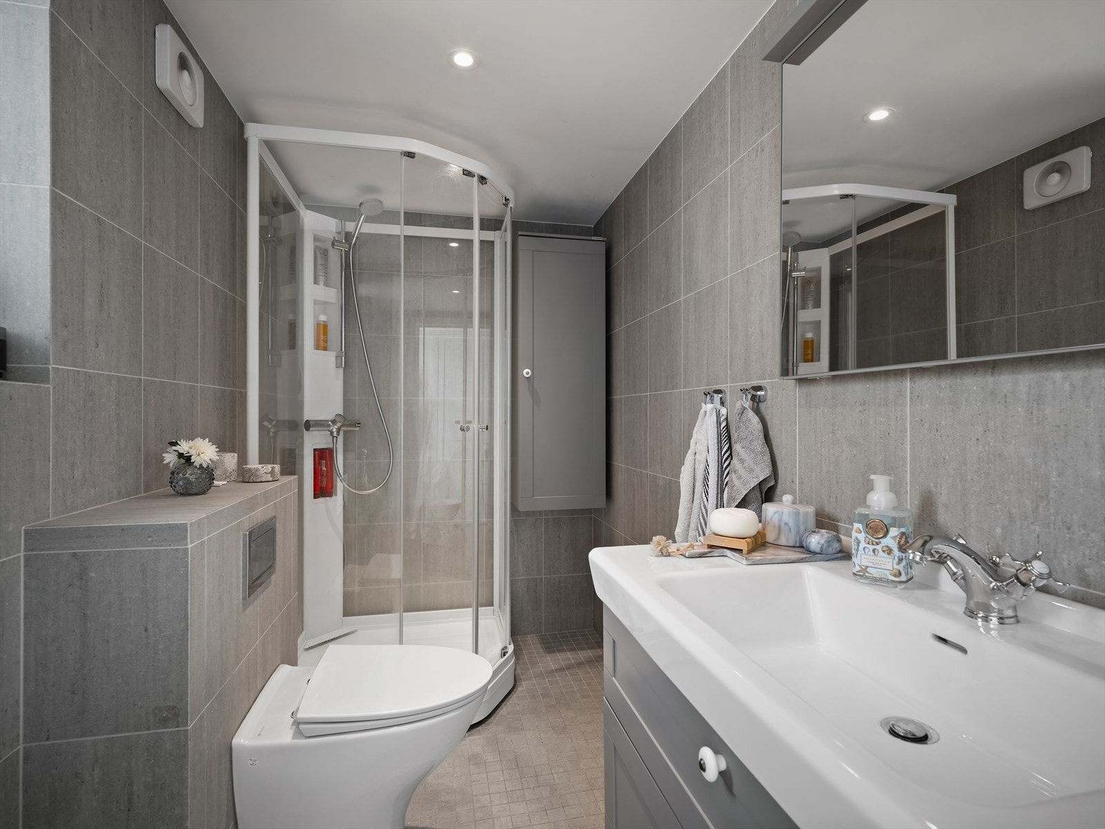 Hyttas baderom er et moderne rom med flislagte overflater, downlights i himling og behagelig gulvvarme. Galleribilde