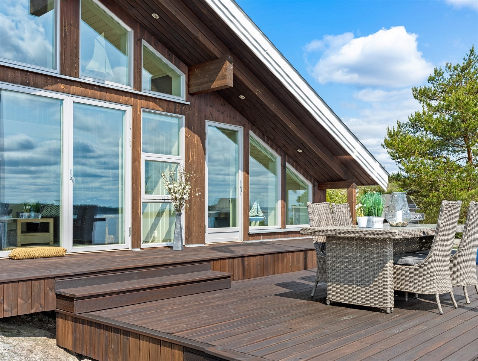 Det er utgang fra hytta til en stor terrasse i tre på ca. 40 kvm. Galleribilde