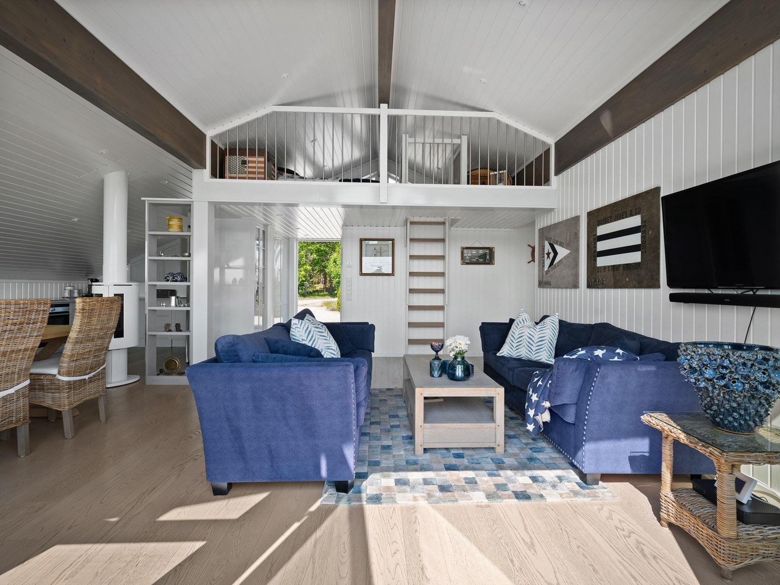 Hytta har en praktisk hems med trapp og lagringsmuligheter. Galleribilde