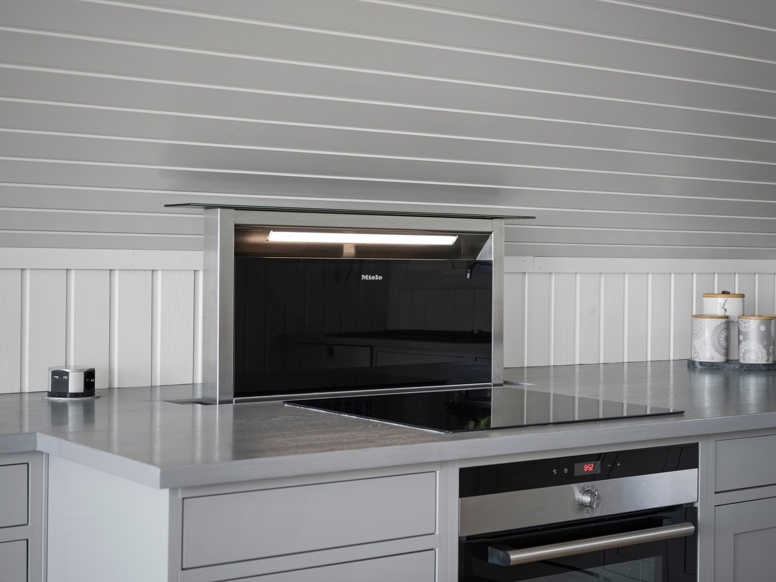 Integrert stekeovn, induksjonstopp og oppvaskmaskin medfølger salget. Galleribilde