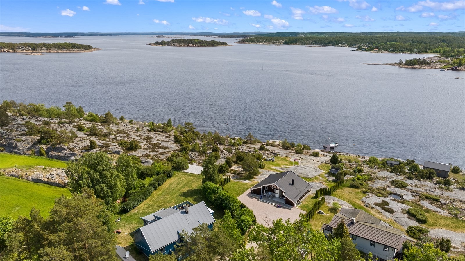 Eiendommen ligger i naturskjønne omgivelser på Spjærøy, like i nærheten til Sand. Galleribilde