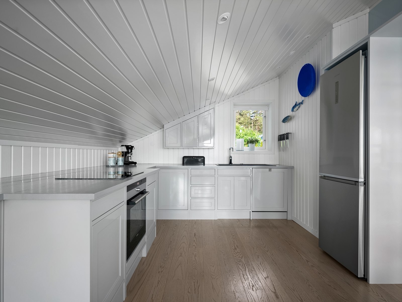 Kjøkkenets innredning er plassbygget av Snekker Andersen Møbelsnekkeri. Galleribilde