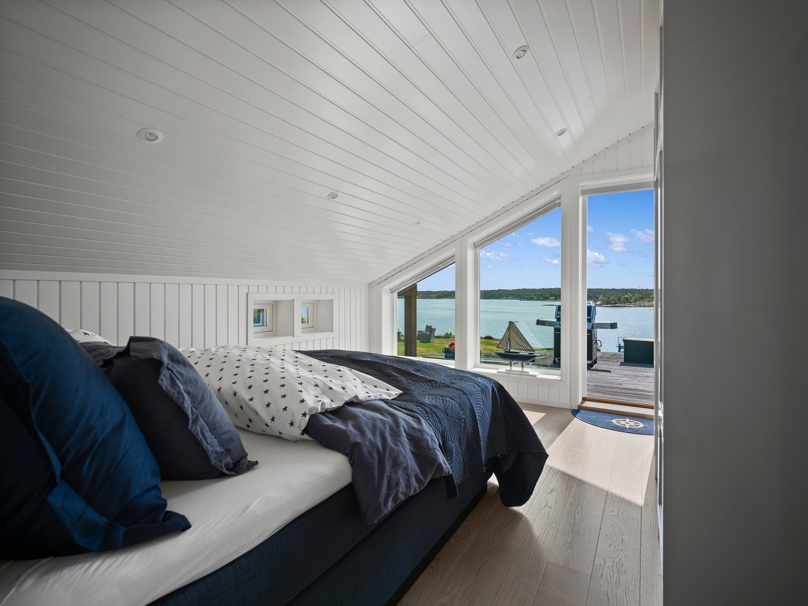 Hovedsoverommet har åpning mot terrassen og her våkner man til sjøutsikten. Galleribilde