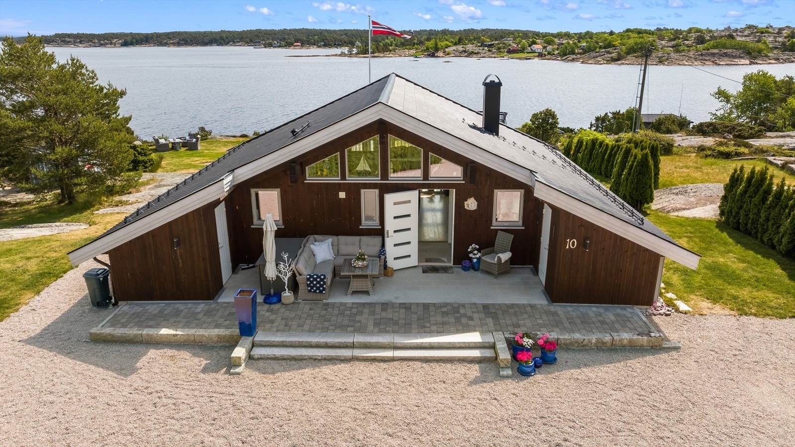 Hytta byr på en innholdsrik romløsning med alt på én flate pluss hems. Galleribilde