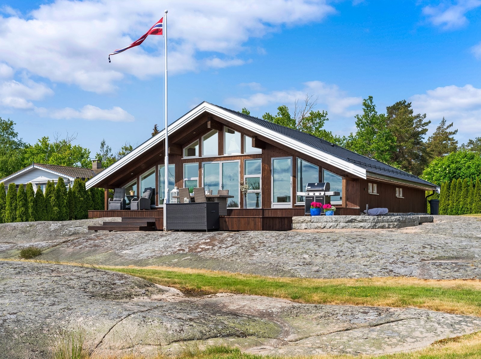 Fritidseiendommen har en fantastisk tomt på hele 2822,4 kvm. Galleribilde