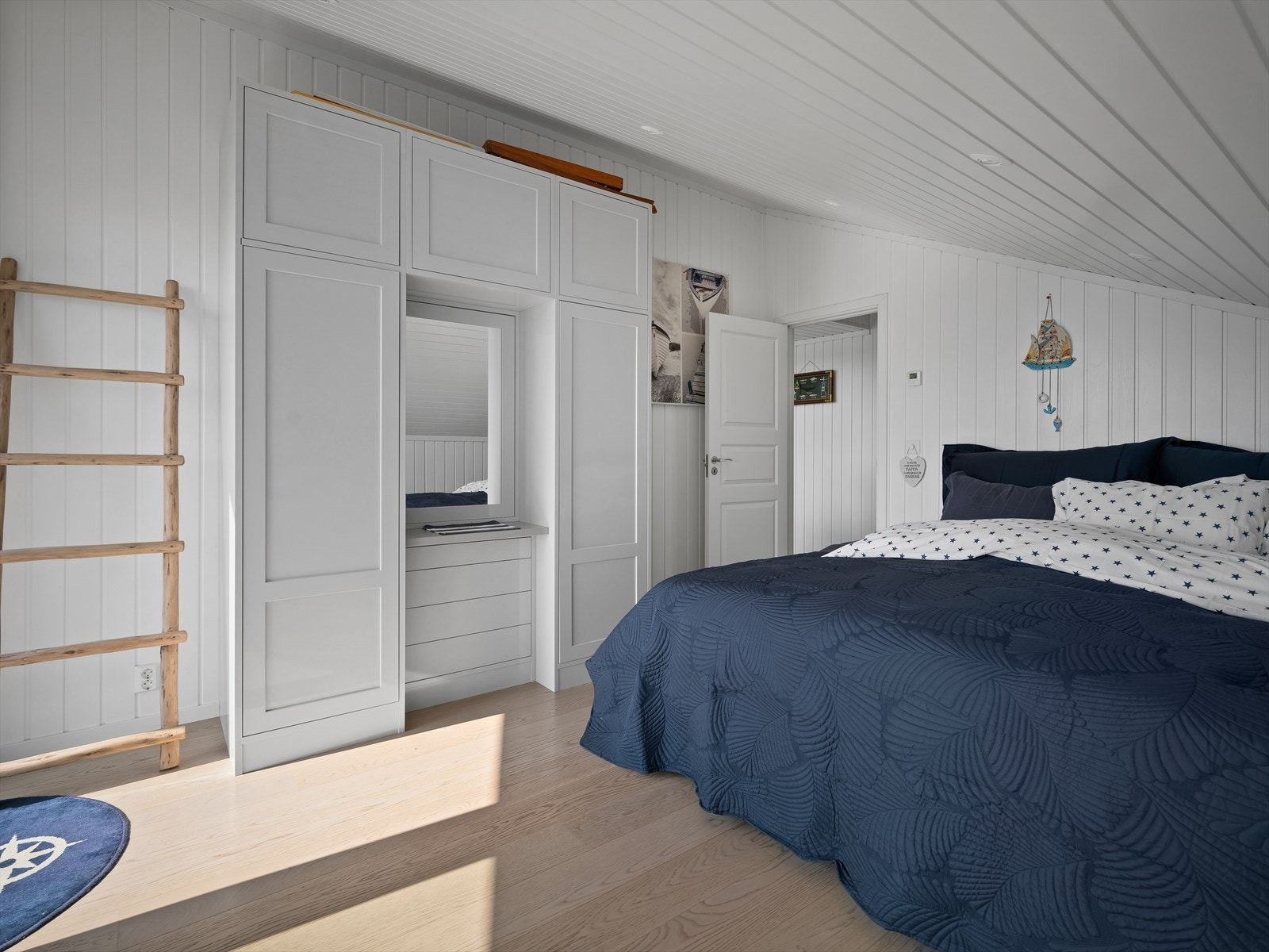 Soverommene har plass til stor seng og ulike lagringsmuligheter. Galleribilde