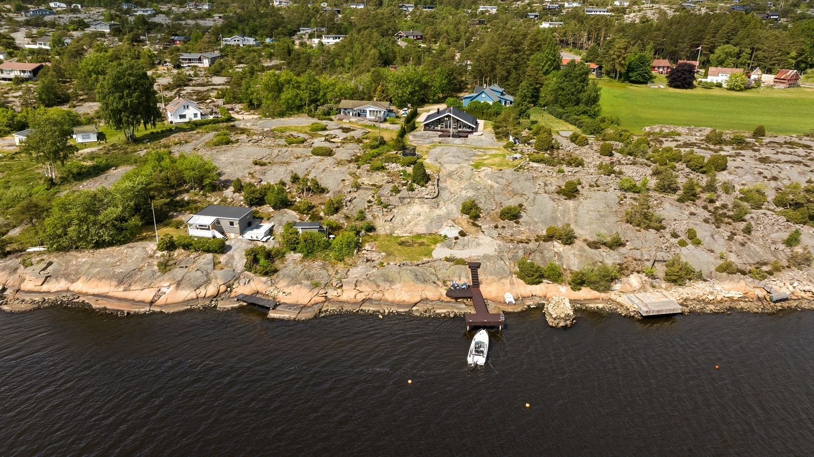 Området har en flott skjærgård og fint turterreng. Galleribilde