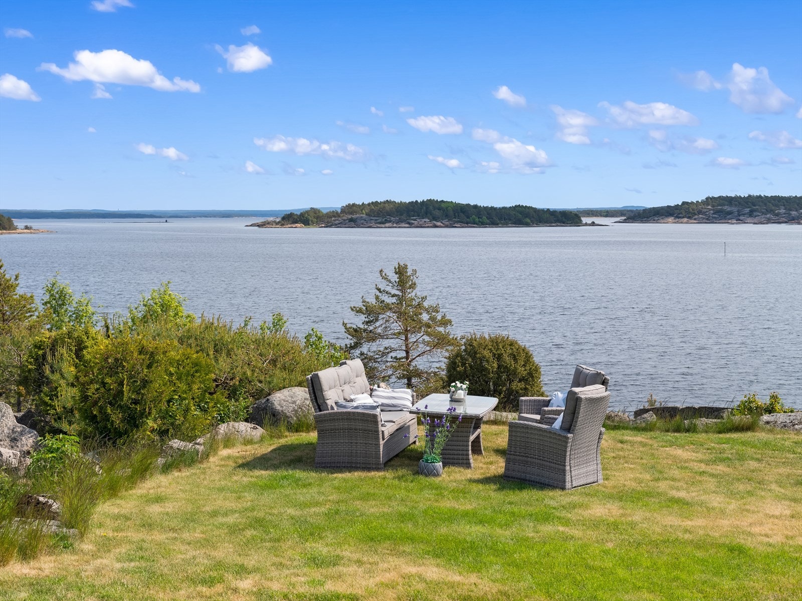 I hagen er det godt med boltreplass og mulighet for møblering i flere soner. Galleribilde