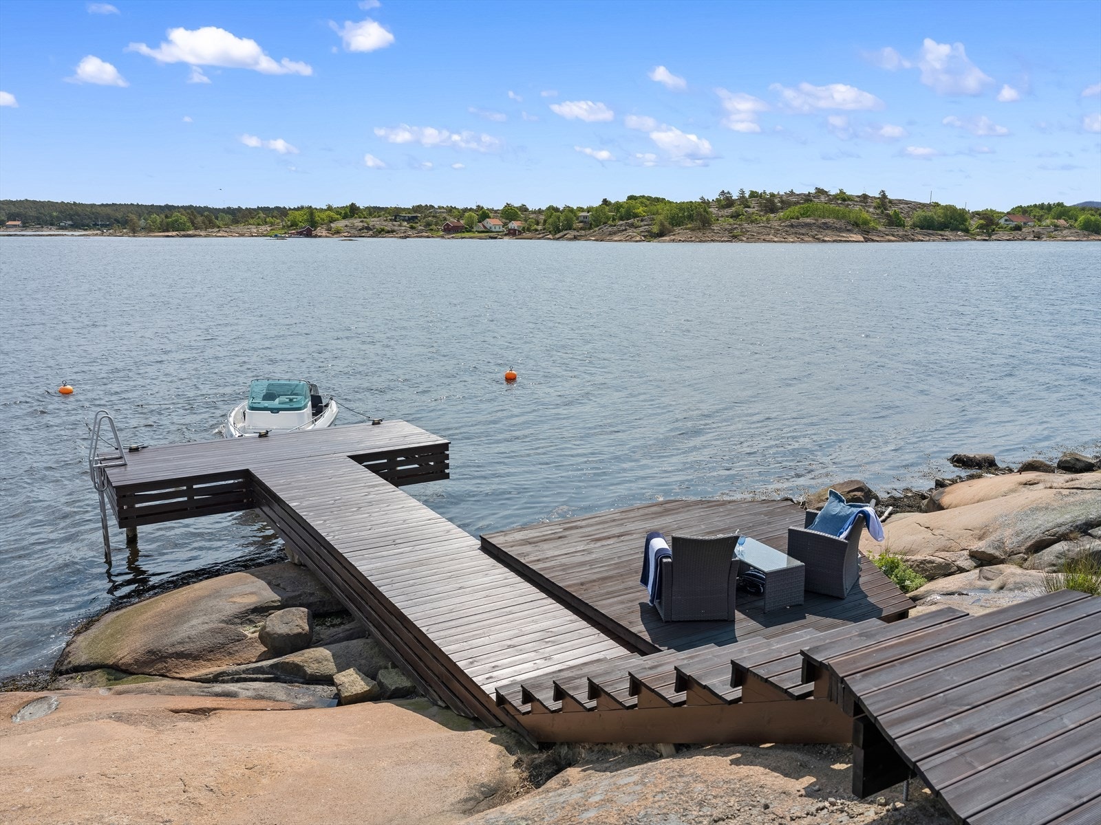Eiendommen strekker seg helt ned ved sjøen. Privat dypvannsbrygge på ca. 15 kvm med båtplass. Galleribilde