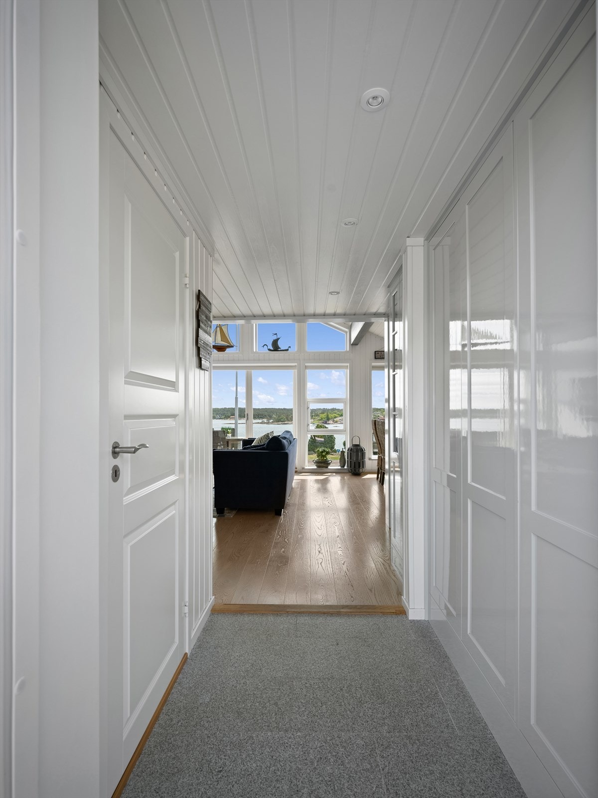 Man ønskes velkommen i en lys og flislagt entré, allerede her kan man skimte utsikten. Galleribilde