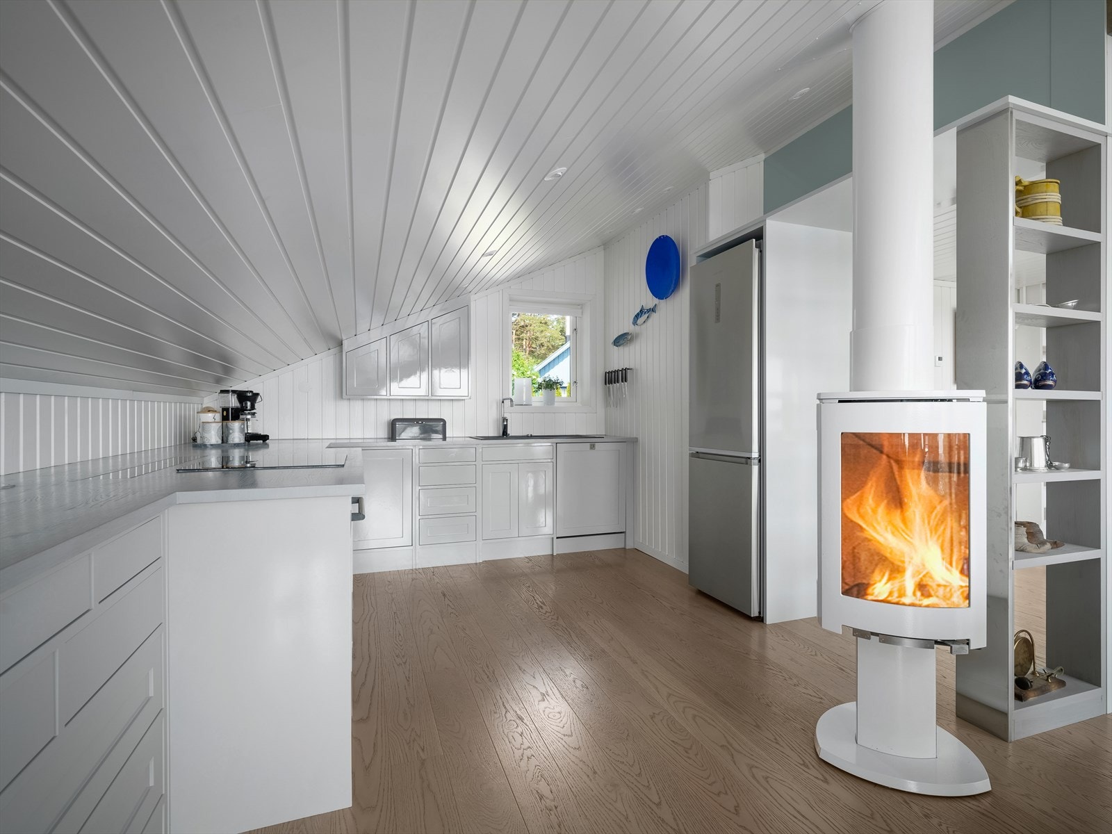 Et av oppholdsrommets blikkfang er den flotte peisen som bidrar til god varme. Galleribilde