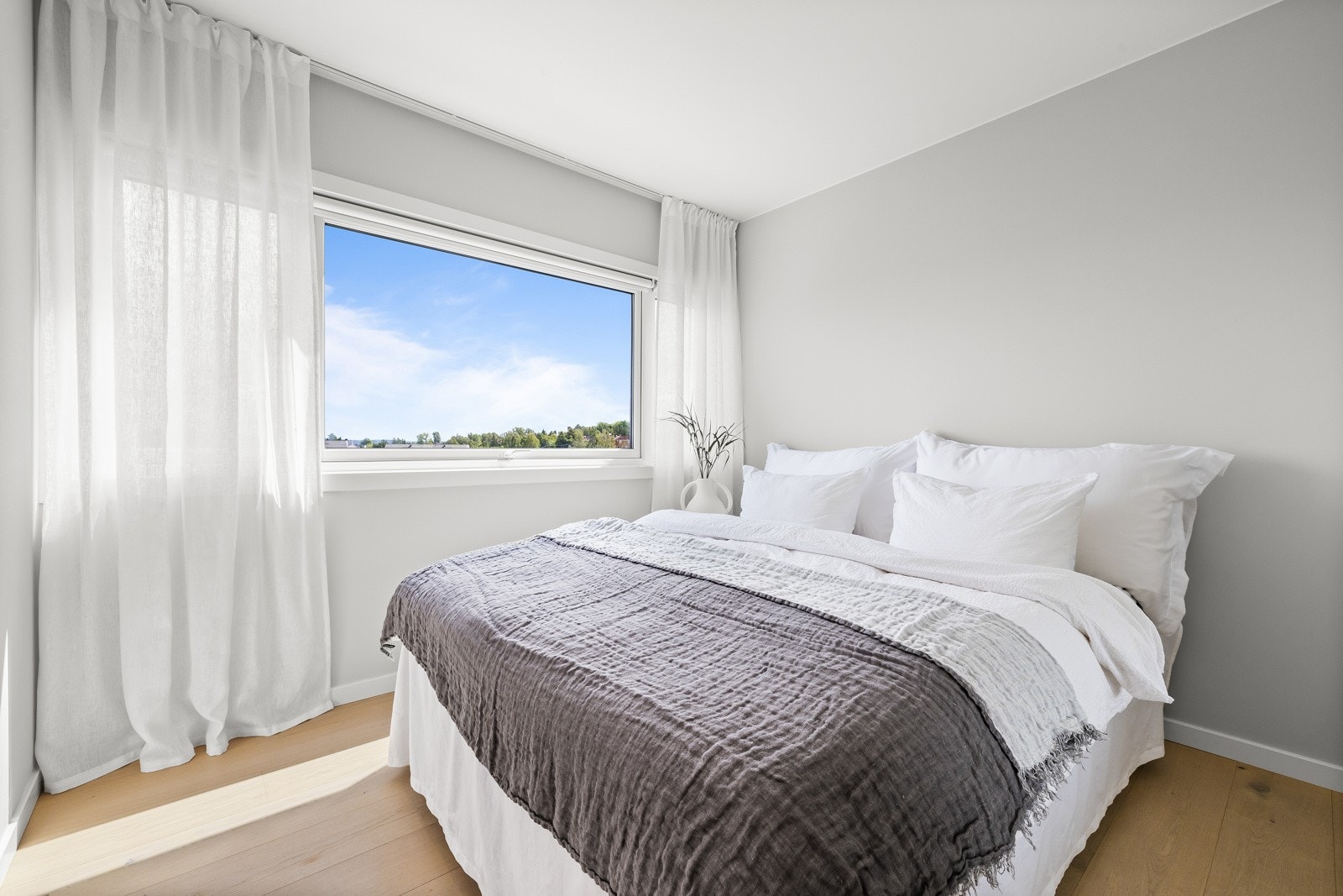 Avslappende soverom med god plass til dobbeltseng. Galleribilde