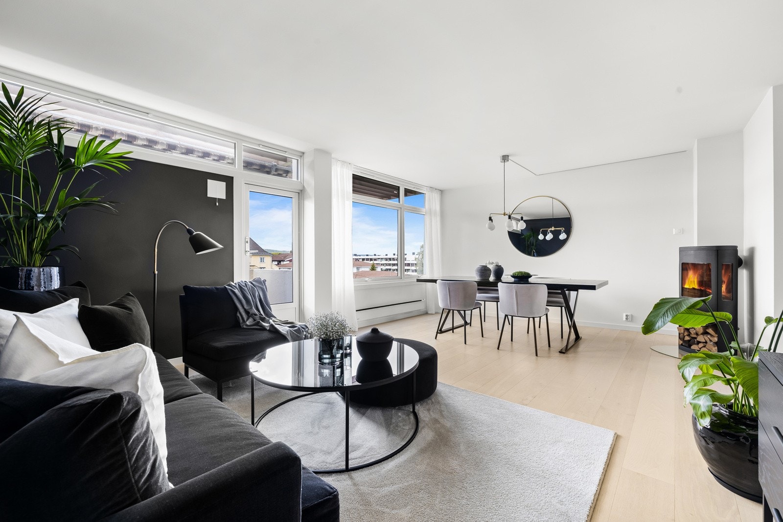Lys, åpen og luftig stue med god plass til møblering etter eget ønske. Galleribilde