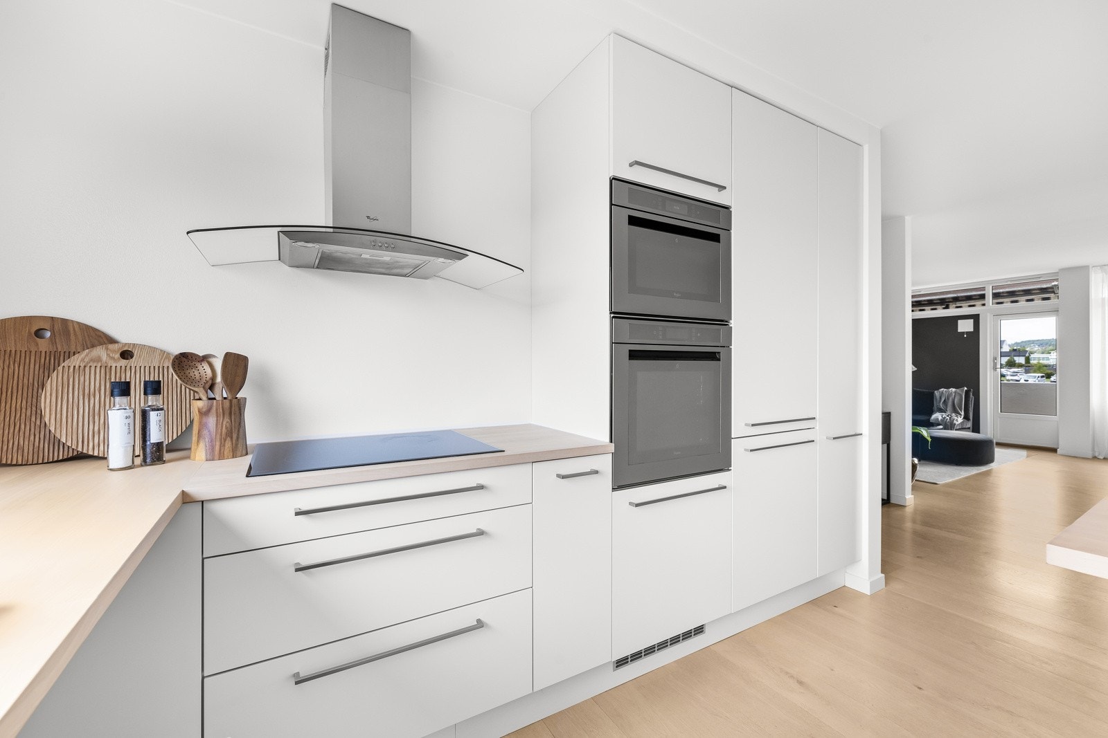 Kjøkkenet har integrert oppvaskmaskin, platetopp, stekeovn, mikro og kombinert kjøl- og fryseskap fra Whirlpool. Galleribilde