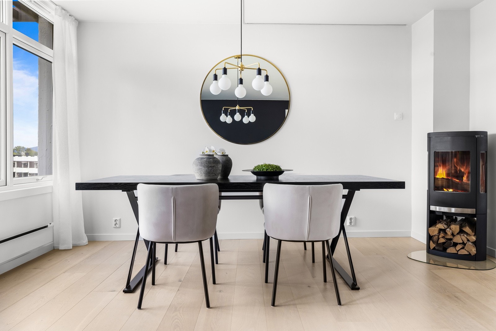 Det er plass til stort spisebord med plass til gjester. Galleribilde